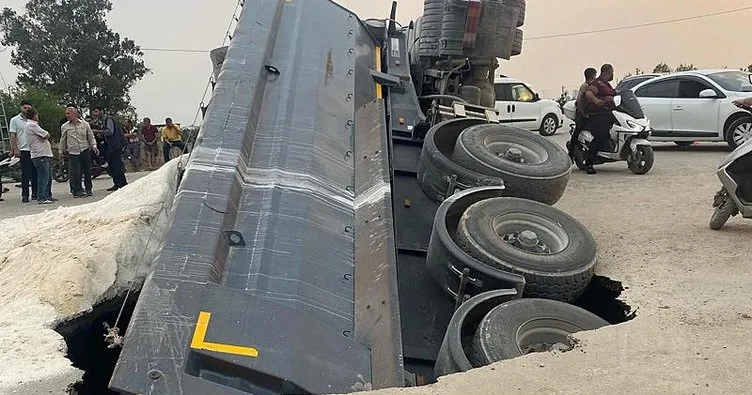 Adana’da yol çöktü; kamyon çukura gömüldü