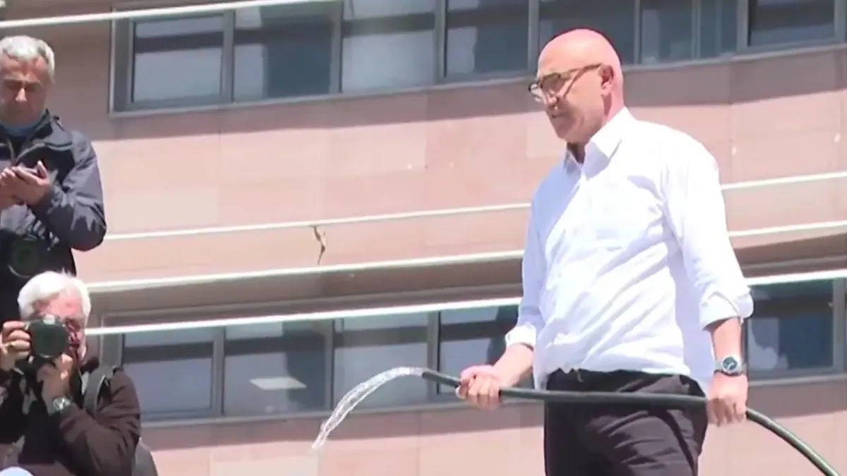 Mahmut Tanal’dan CHP Genel Merkezi’nde hortumlu şov! CHP’deki kavganın boyutu büyüyor Mahmut Tanal’dan CHP Genel Merkezi’nde hortumlu şov! CHP’deki kavganın boyutu büyüyor