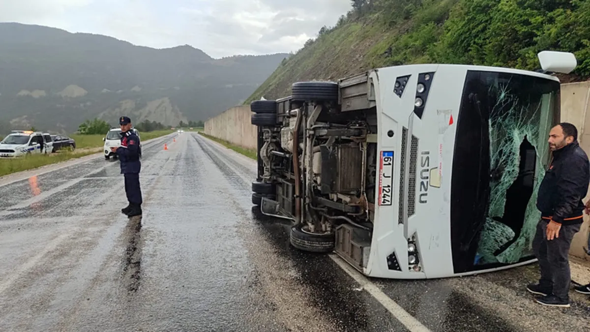 Cenaze dönüşü kaza: Minibüs devrildi, 4 kişi yaralandı! Cenaze dönüşü kaza: Minibüs devrildi, 4 kişi yaralandı!