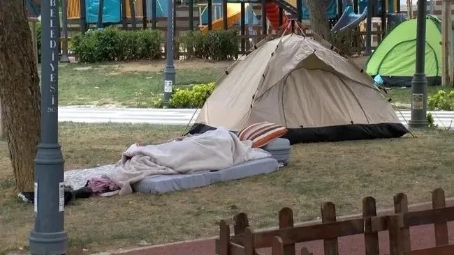 depremin-3-gununde-de-istanbullular-sokaklarda-1745598556304.jpeg