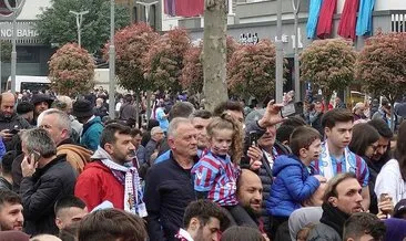 Trabzonspor taraftarları şehir merkezinde toplanmaya başladı
