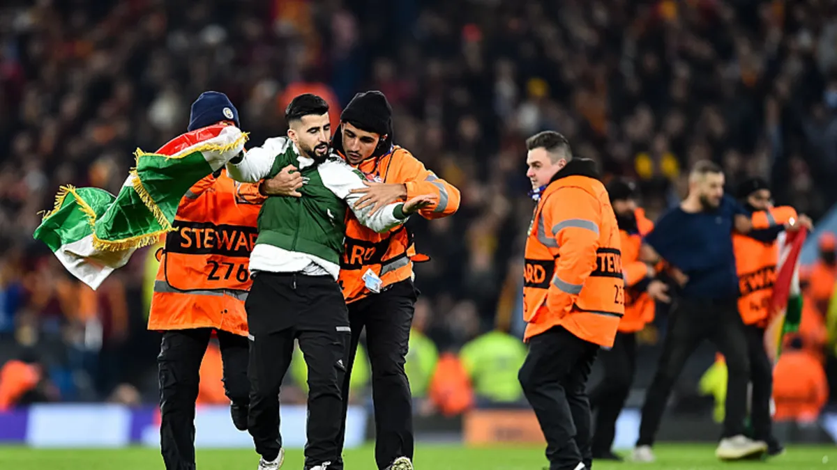 Şampiyonlar Ligi’ndeki Galatasaray maçında alçak provokasyon! Terör destekçileri sahaya daldı Şampiyonlar Ligi’ndeki Galatasaray maçında alçak provokasyon! Terör destekçileri sahaya daldı