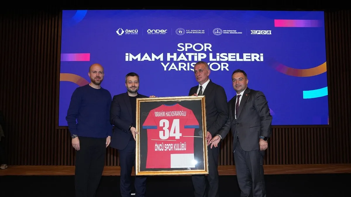 Bilal Erdoğan ve TFF Başkanı Hacıosmanoğlu “Spor İmam Hatip Liseleri Yarışıyor” programına katıldı Bilal Erdoğan ve TFF Başkanı Hacıosmanoğlu “Spor İmam Hatip Liseleri Yarışıyor” programına katıldı