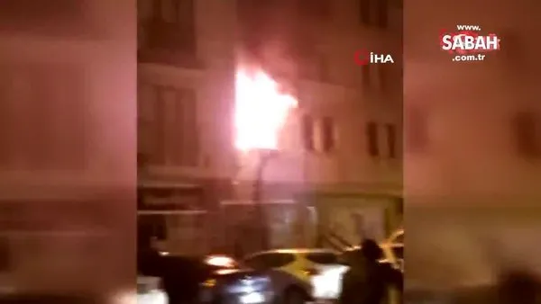 İstanbul Avcılar’da alevlerin yükseldiği dairede mahsur kalan vatandaşlar balkona sığındı | Video
