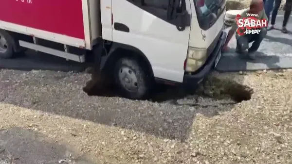 Beylikdüzü’nde yağmur sonrası yol çöktü, kamyonet içine düştü | Video
