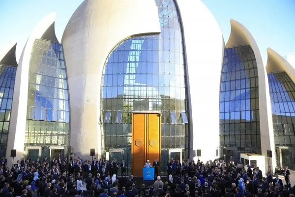 Köln Merkez Camii'nin muhteşem mimarisi