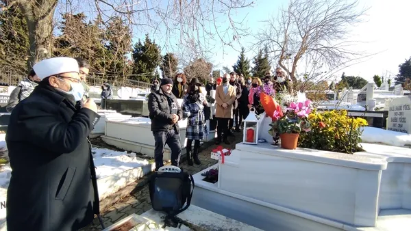 ferdi-ozbegen-olumunun-9uncu-yilinda-mezari-basinda-dualarla-anildi-1643384675013.jpeg