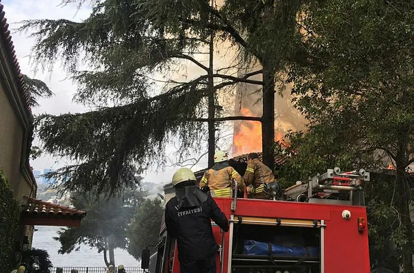İstanbul'dan son dakika haberi... Tarihi cami yandı! Vaniköy Camiinde büyük yangın