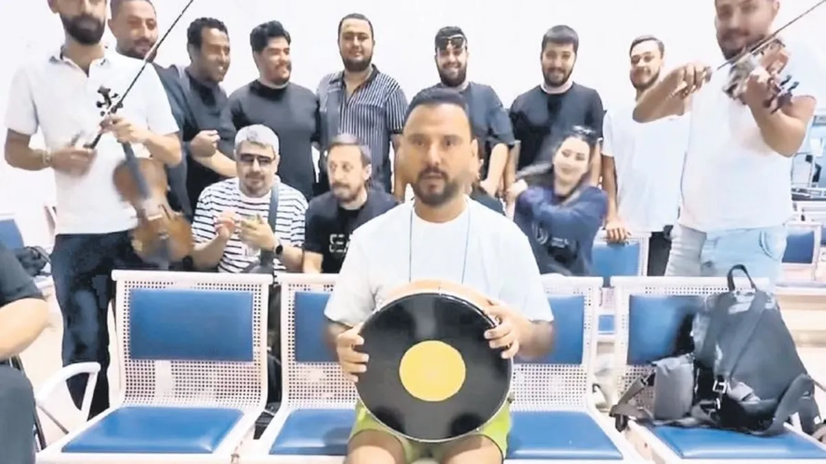 Havalimanında ‘Şiki şiki baba’ performansı