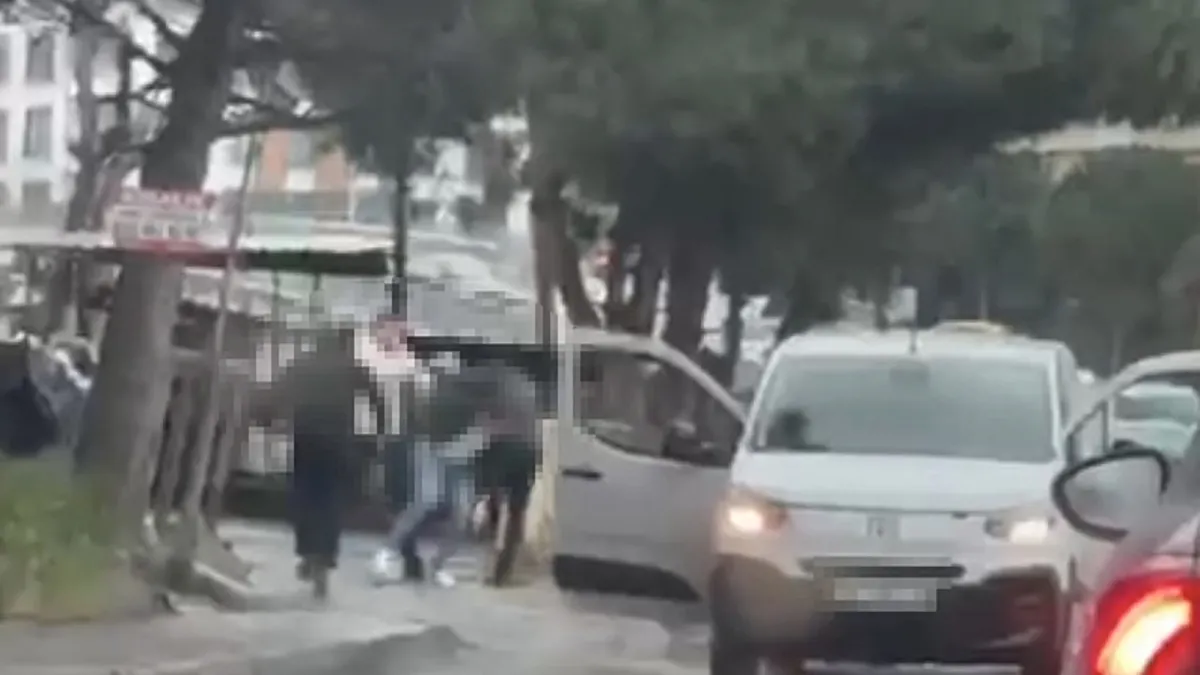 Araçtan inerek yayaya saldırmışlardı: 2 kişiye 360 bin TL ceza kesildi! Araçtan inerek yayaya saldırmışlardı: 2 kişiye 360 bin TL ceza kesildi!