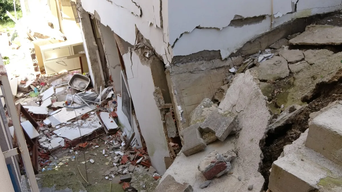 Alanya’da 3 bina tahliye edildi: Heyelan bölgesi dron ile görüntülendi! Alanya’da 3 bina tahliye edildi: Heyelan bölgesi dron ile görüntülendi!