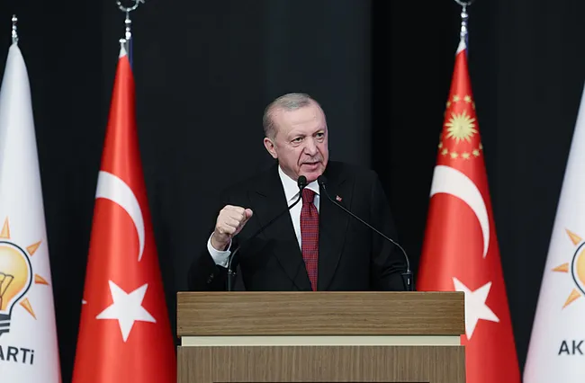 son-dakika-baskan-erdogandan-chpye-tepki-mecliste-her-turlu-eskiyaligi-zorbaligi-sergilediler-1770899364701.jpg Son dakika | Başkan Erdoğan'dan CHP'ye tepki: Meclis'te her türlü eşkıyalığı, zorbalığı sergilediler!