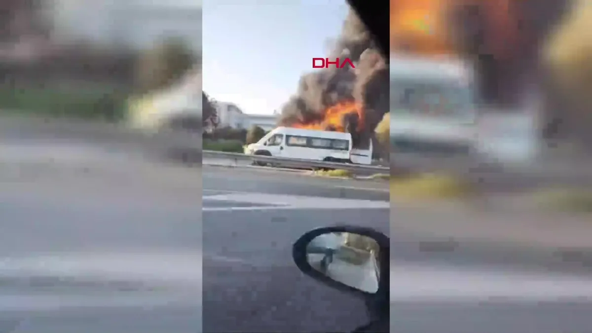 Bayrampaşa’da servis midibüsü alev alev yandı | Video videosunu izle Bayrampaşa’da servis midibüsü alev alev yandı | Video videosunu izle