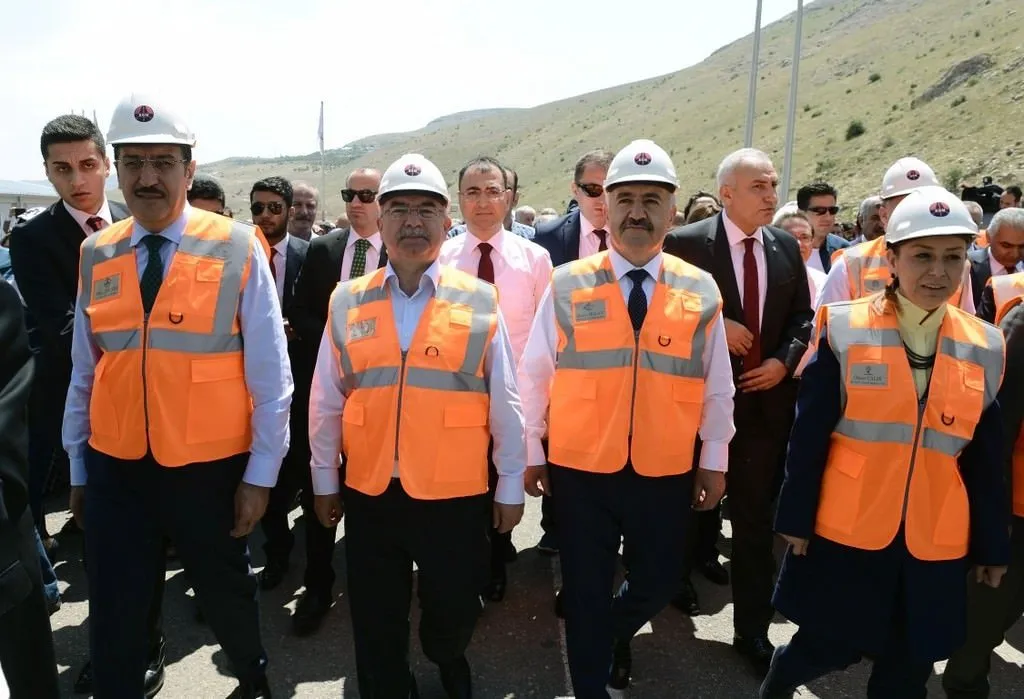 Karahan Tüneli'nden araç geçişleri başladı  .