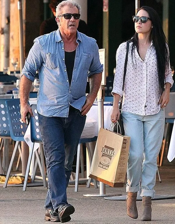 Mel Gibson genç sevgilisiyle!