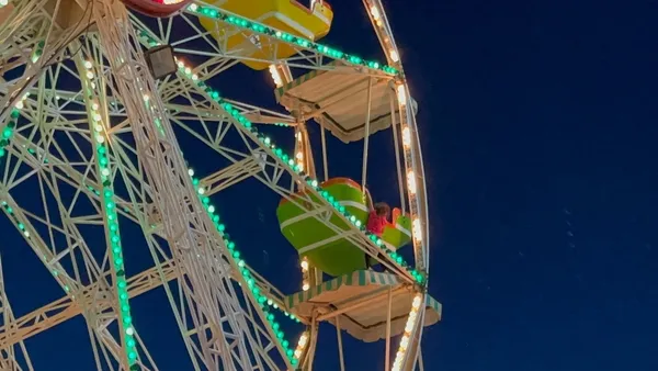 lunaparkta-korku-dolu-anlar-kucuk-cocuk-donme-dolapta-asili-kaldi-1695890399254.jpg