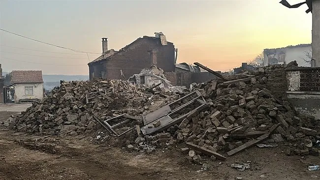 Çanakkale’deki orman yangınları kontrol altında: Evlerden geriye sadece küller kaldı! Bir canım bir kimiliğim kaldı!