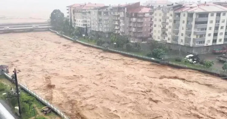 Rize ve Artvin’ı sel vurdu