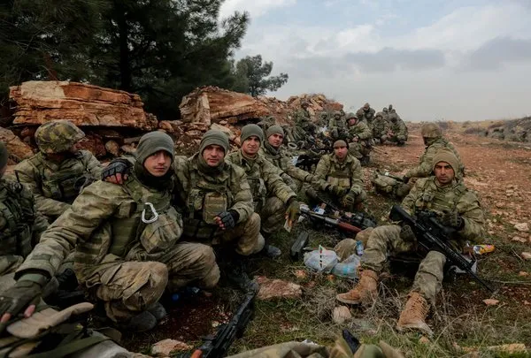 Sabah Mehmetçik'i cephede görüntüledi