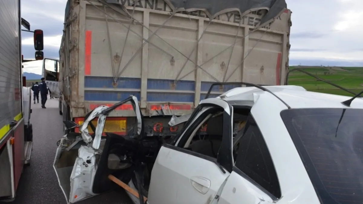 Otomobil TIR'a ok gibi saplandı: 2 ölü!