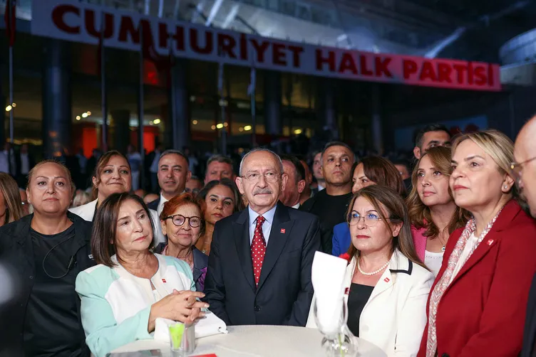 Ekrem İmamoğlu’ndan bir kez daha değişim resti: CHP’nin kutlamalarına katılmadı!