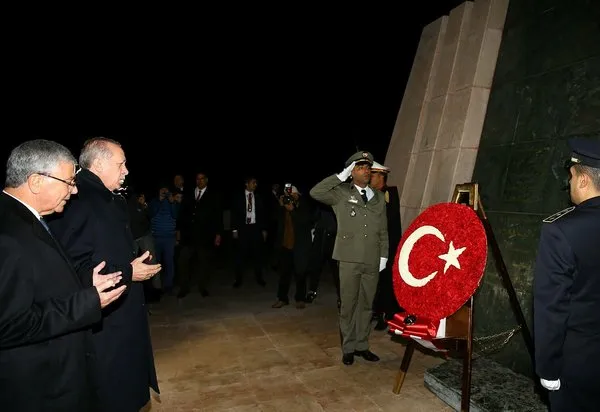 Cumhurbaşkanı Erdoğan Tunus'ta Şehitler Anıtına çelenk bıraktı