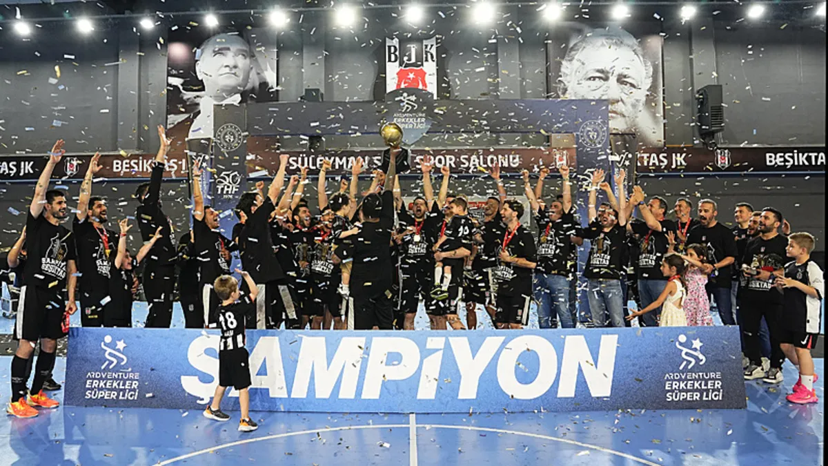 Hentbolda şampiyon Beşiktaş, kupasını aldı! Hentbolda şampiyon Beşiktaş, kupasını aldı!