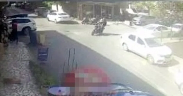 Motosikletli iki kişi marketin önündeki şahıslara silahlı saldırı düzenledi