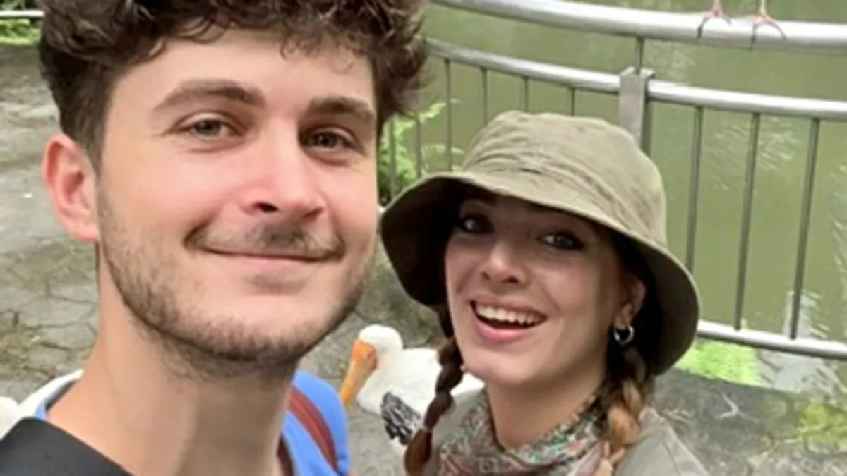 Gezgin çift, 2 yılda 22 ülke gezdi… Müzik ve resim yaparak otostopla dünyayı dolaşıyorlar Gezgin çift, 2 yılda 22 ülke gezdi… Müzik ve resim yaparak otostopla dünyayı dolaşıyorlar