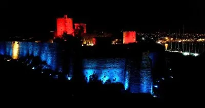 Tarihi Bodrum Kalesi kırmızı-mavi renge büründü