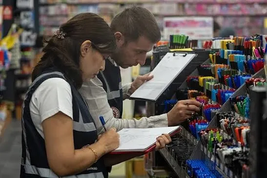ticaret-bakanligi-81-ilde-kirtasiye-denetimi-baslatti-106-bin-901-urun-incelendi-1788778428516.jpg