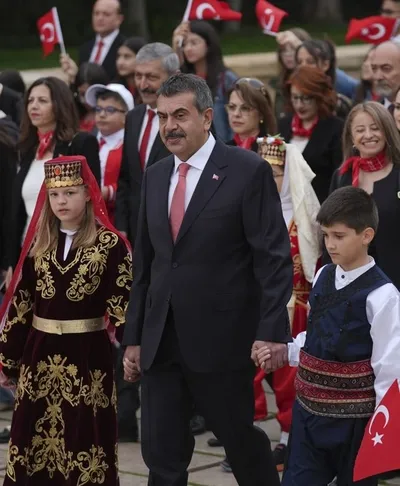 milli-egitim-bakani-yusuf-tekinden-ogretmen-ve-ogrencilerle-anitkabir-ziyareti-1713852693474.jpg