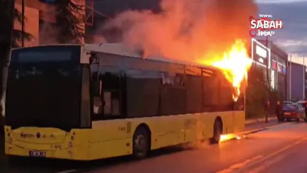 Sultanbeyli'de seyir halindeki İETT otobüsünü alev alev yandı | Video