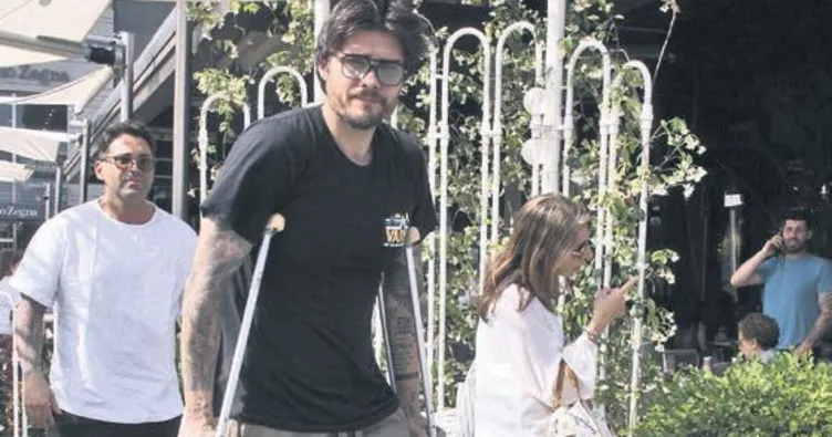 Koltuk değnekleriyle dolaştı