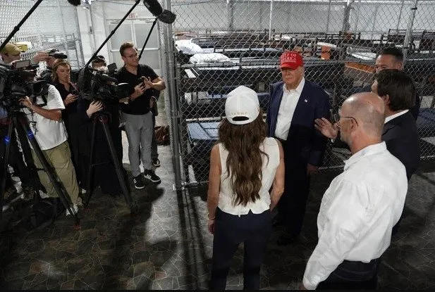 Trump’tan hapishane gezisi: En tehlikeli göçmenlerden bazılarını…