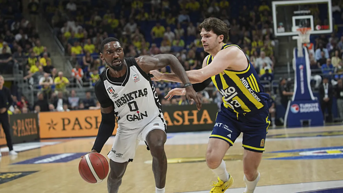 Beşiktaş basketbol takımının oyuncuları Jonah Mathews ve Ismael Kamagate ile yolların ayrıldığına dair haber görseli.
