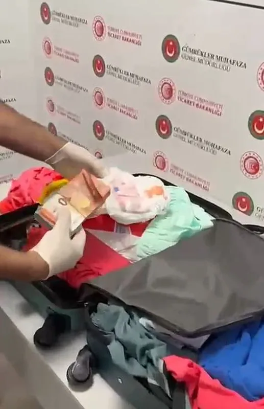 antalya-havalimaninda-kacakcilik-operasyonu-dovizleri-bebek-bezlerine-gizlemisler-1780854229823.jpg