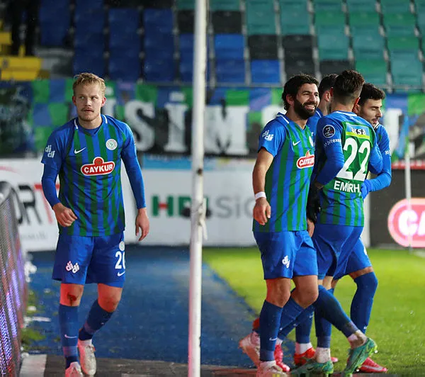 caykur-rizespor-4-mac-aradan-sonra-kazandi-1642693658091.jpg