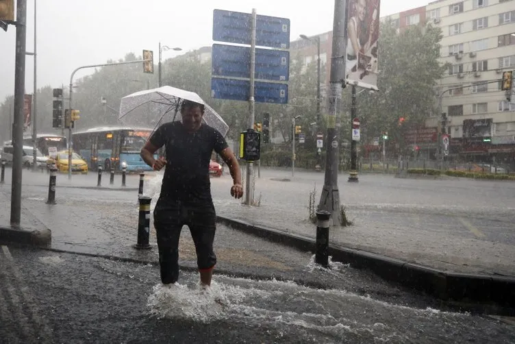 İstanbul'da yolları su bastı; tramvay seferi durdu