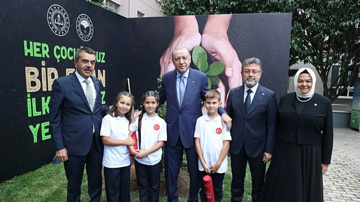 Başkan Erdoğan, öğrencilerle fidan dikti