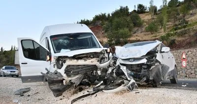 Adıyaman Besni'de otomobil ile minibüs çarpıştı: 5 kişi yaralandı #adiyaman