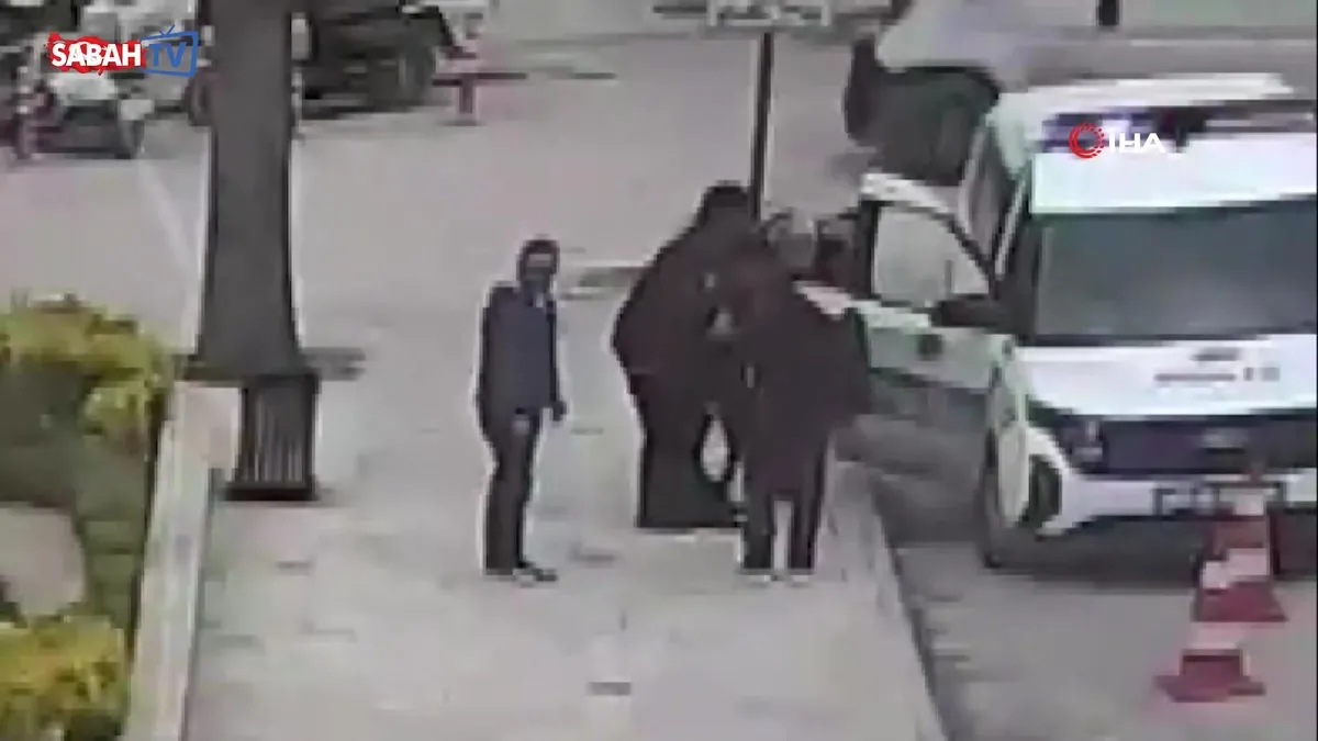 Boğazına yiyecek kaçan sürücüyü Heimlich manevrasıyla polisler kurtardı | Video videosunu izle Boğazına yiyecek kaçan sürücüyü Heimlich manevrasıyla polisler kurtardı | Video videosunu izle