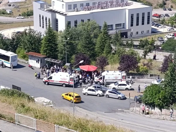 zonguldakta-korkunc-kaza-kontrolden-cikan-arac-kalabaliga-daldi-yaralilar-var-1785154665131.jpg