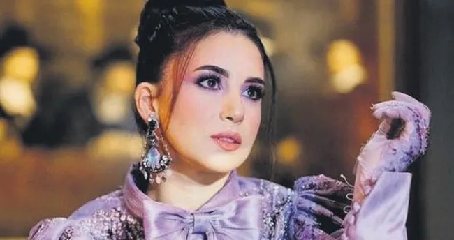 Kıyafetiyle büyüledi