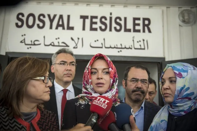 Lindsay Lohan konteyner kentte barınan Suriyeli sığınmacıları ziyaret etti