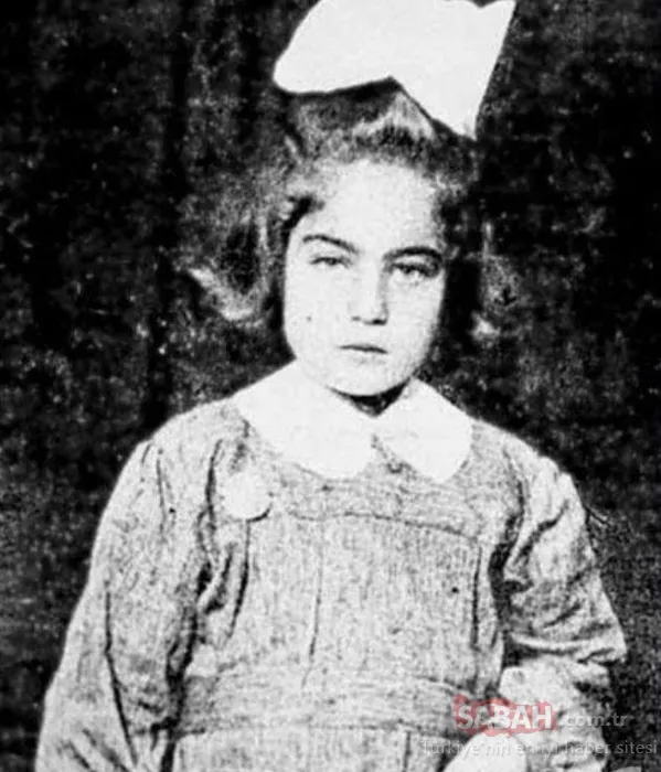 Kim der ki bu önlüklü minik kız ilerde Türkiye’nin en güzel kadını olacak! Bu ismi tanıyabildiniz mi?