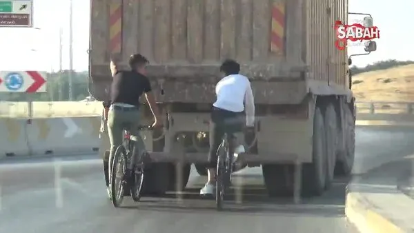 Hafriyat kamyonunun arkasına tutunan bisikletli gençler ölüme davetiye çıkardı