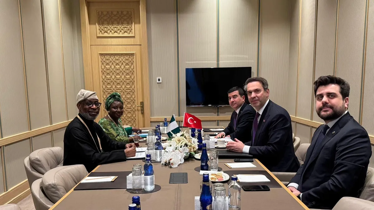 Bakan Bayraktar, Nijeryalı mevkidaşı ile bir araya geldi Bakan Bayraktar, Nijeryalı mevkidaşı ile bir araya geldi