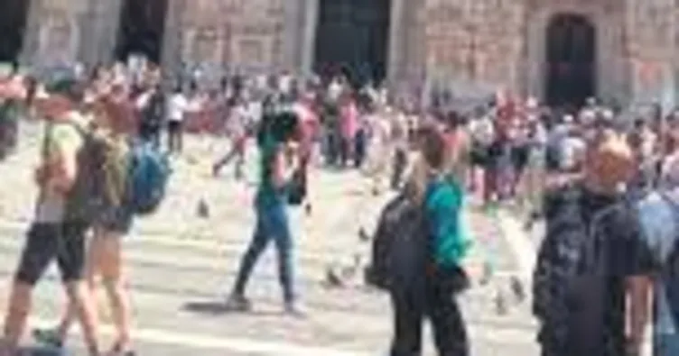 İtalya’da Filistin paraşütüyle gösteri
