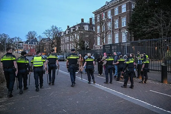 Hollanda’nın başkenti Amsterdam’da on binler Filistin için sokağa indi!